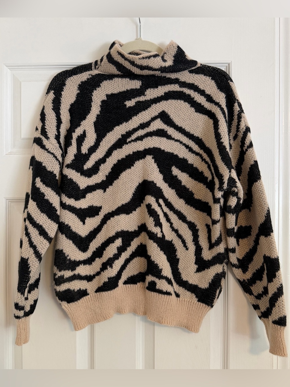 Zebra Print Turtleneck Sweater Women’s Medium Oversized Cozy Neutral